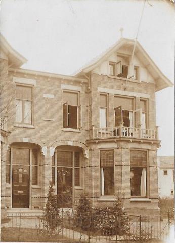 Website foto's 20150030.jpg - Wilhelminalaan 4a en 4 b Gebouwd in 1910. In 1911 woonde op Nr. 4a Dames van Baren, Penningmeesteres van Kindertehuis "Bethanië", blijven wonen tot 1920. Nr. 4b wordt pas bewoond in 1912 door Mej. M.G. van den Bosch en zij blijft er tot 1917 wonen. Wat we na kunnen kijken tot 1966 in het Adresboek van Zeist is dat op Nr. 4a de families: G. van de Haar Tzn, Paardenhandelaar, telefoon: 284. (1920-1930)., Leegstaand (1931).,Mej. M.W. Willekes, Pensionhoudster. (1932-1934), W.A. Deterts, Hoofdboekhouder, (1935-1936)., Leegstaand (1937)., M. Bongenaar, Graveur, (1938)., H. Fygi, Electricien, (1939-1940)., T. Renes, Concierge, (1941-195?)., M.A.G. Dieten en J.W. Dieten, (196?-19??). Op Nr. 4b: Leegstaand (1918)., Weduwe Bierman-Sille, (1920-1922)., Mevr. de Wed. Ds. G.J. Barger – Ittman, (1923-1936)., M.A. Koene, Techniker van Radiobureau, (1937)., Leegstaand (1938)., Mevr. de Wed. J. Duijker, (1939-1940)., Dr. J. Stolte, Priester, (1940-1941).,T. Renes, Uitvoerder – wegenbouw, (1941-1942)., J.J. Munniks de Jongh, (1942-196?). Opname van 1912.